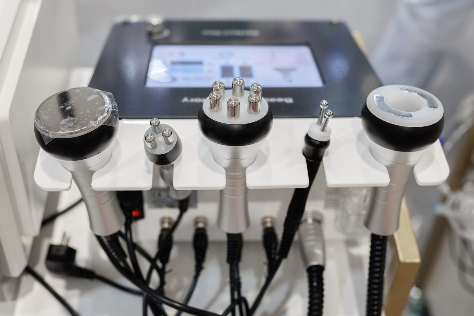 Machine for cosmetic procedures, massage and cavitation. Machine for cosmetic procedures, massage and cavitation